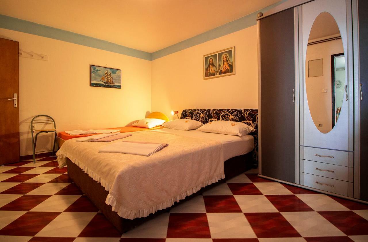 Mrkonjic Branko & Marija Apartmani Omis Luaran gambar